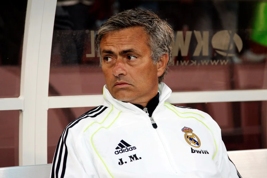 الفرصة الأخيرة للخلاص؟ جوزيه مورينيو يقترب من العودة إلى ريال مدريد بعد 13 عاماً