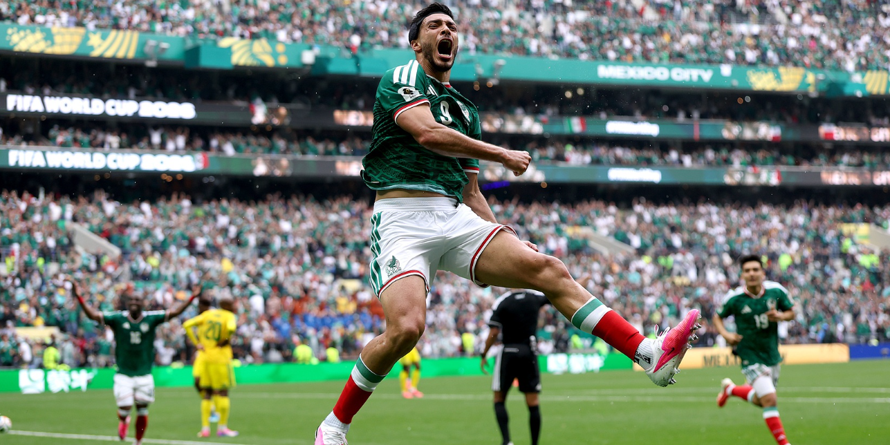 Narrowly Escaped Death in the Premier League: Raúl Jiménez Scores His First World Cup Goal for Mexico